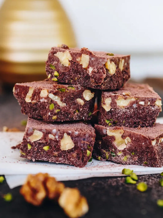 Rohveganer Fudge-Kuchen mit Mandelmus und Nüssen