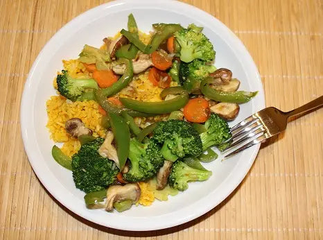 Kurkuma-Reis mit Gemüsepfanne und feinen Shiitake-Pilzen - Veganes Rezept