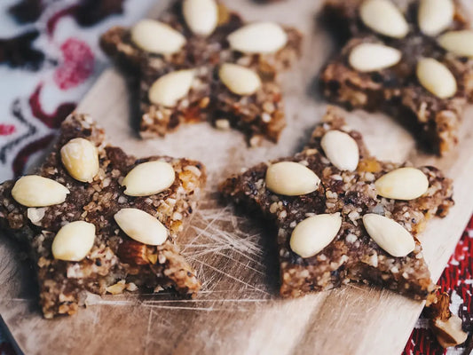 Rohvegane Lebkuchen mit Nüssen, Datteln und Orangen
