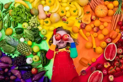 Kind mit Obst und Gemüse