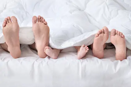 Familie im Bett