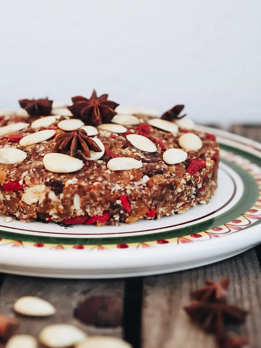 Veganer, rohköstlicher Früchtekuchen mit Nüssen, Goji-Beeren und Orange ...