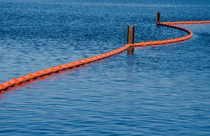 Schwimmsperren grenzen Ölpest ein