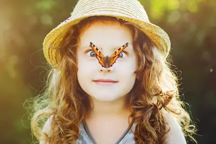 Mädchen mit Schmetterling
