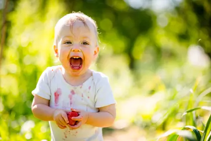 Baby mit Erdbeere